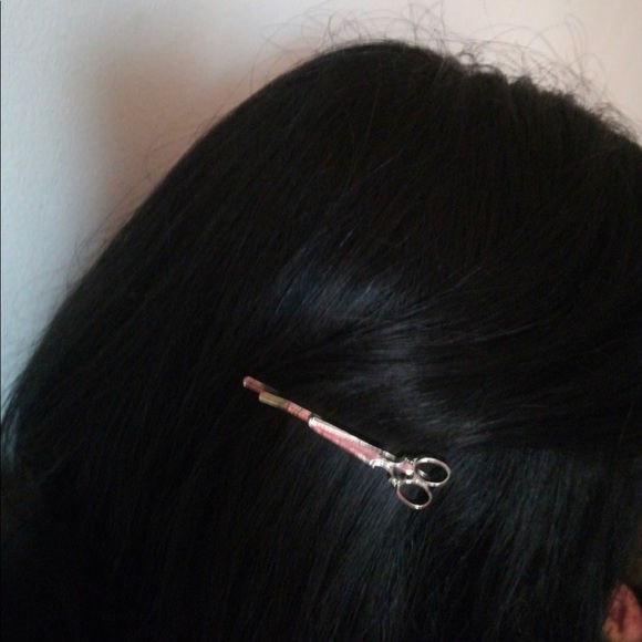*Back in Stock* Amazing Scissor Hair Pin ✂️ - Picture 5 of 6